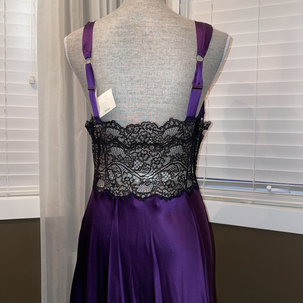 Christine. Size Large. Purple silk gown. - Picture 3 of 7